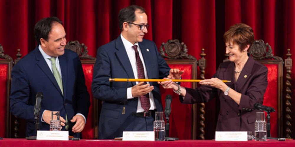El-rector-rep-la-vara-de-comandament-de-la-Universitat-750x375